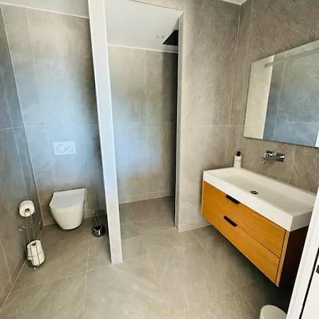 Villa Neuve, Proche Centre Ville, Plage A 100 M - Max